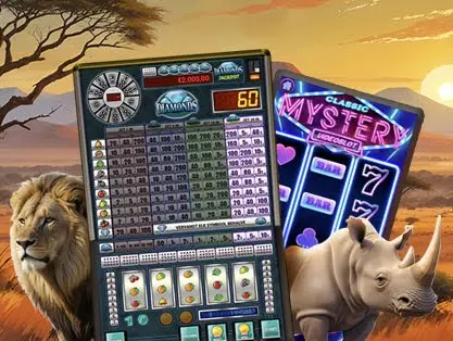 Twee lachende dealers tonen blackjackkaarten naast roulettetafels in een kleurrijk verlicht casino.